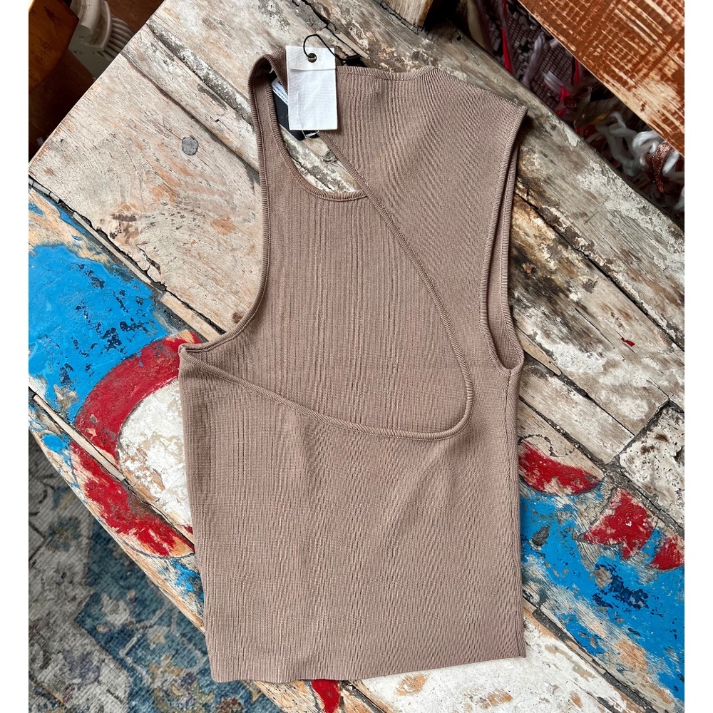 Asymmetric Top - Picture 2 of 3